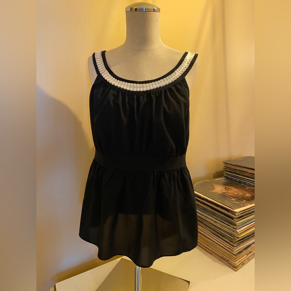 🖤 Whimsy goth Black Sleeveless Top with White Trim by The Limited sz medium 🖤